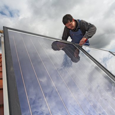 Solarzellen auf einem Dach, Foto: Ingo Bartussek – stock.adobe.com