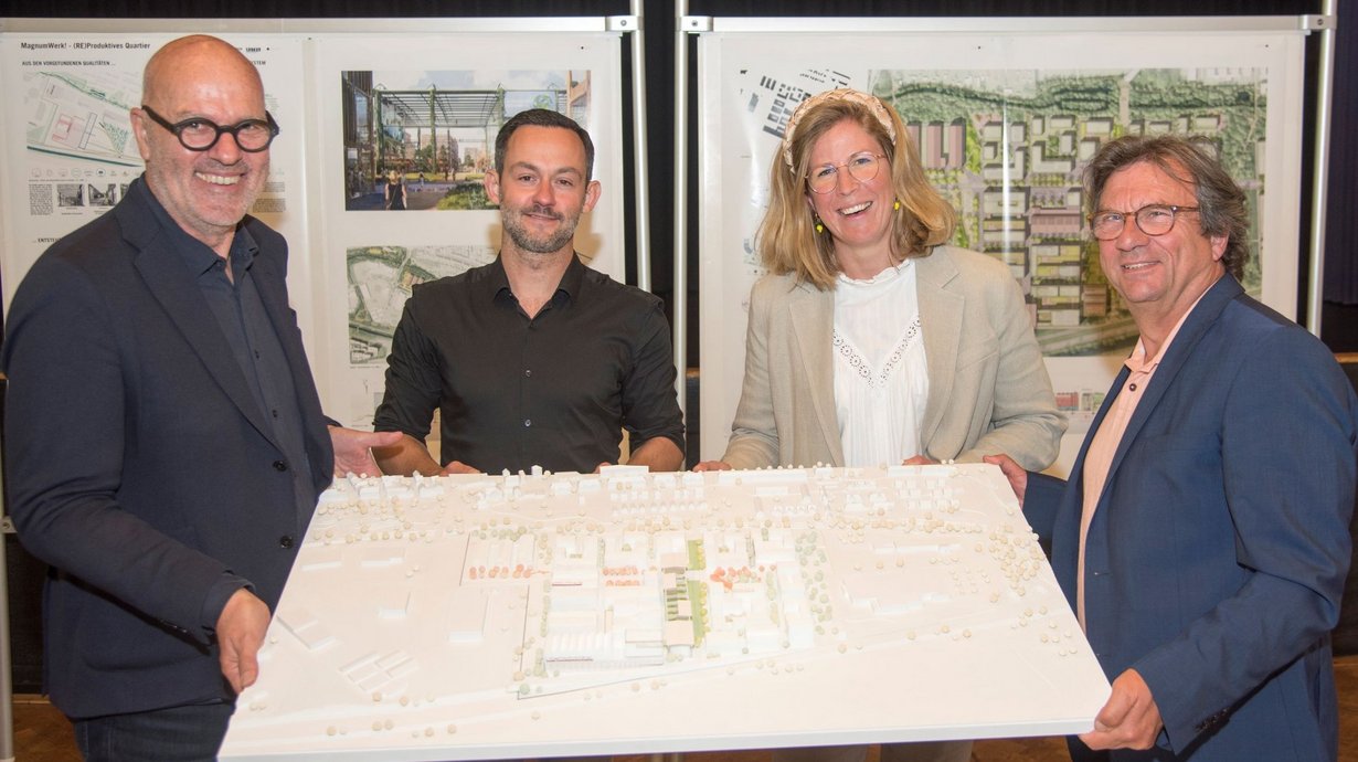 Präsentieren den Siegerentwurf (von links): Prof. Jörg Aldinger (Juryvorsitzender), David Theidel (GREENBOX), Dr. Anne-Marie Großmann (Geschäftsführerin GMH Gruppe) und Frank Otte (Stadtbaurat).