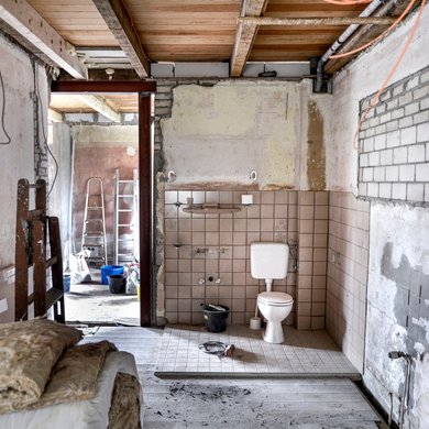 Toilette in einem verfallenen Gebäude, Foto: beugdesign – stock.adobe.com