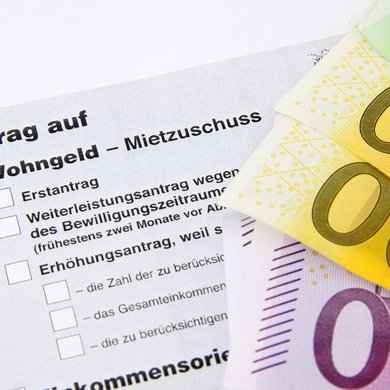 Antrag auf Wohngeld und Geldscheine, Foto: Andre Bonn – stock.adobe.com