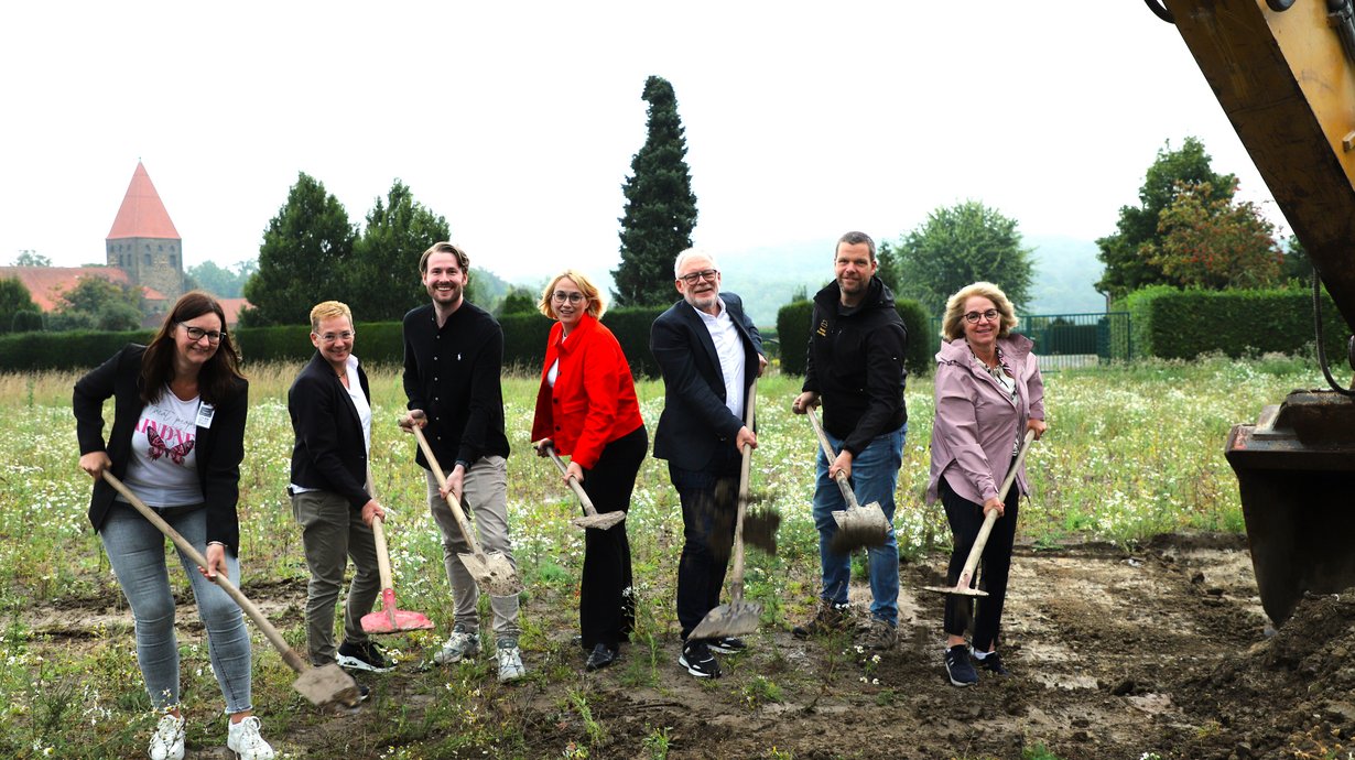 Von links nach rechts: Antje Pöttker (Wohnraumförderstelle Stadt Osnabrück), Melanie Kirste (NBank), Architekt Robin Beele, Osnabrücks Oberbürgermeisterin Katharina Pötter, Architekt Rolf Beele, Daniel Aumüller (Fa. Heggemann) und Ratsmitglied Eva-Maria Westermann